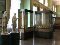 Пристенные витрины для музея