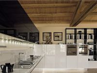 Комбинированные глянцевые фасады на кухне